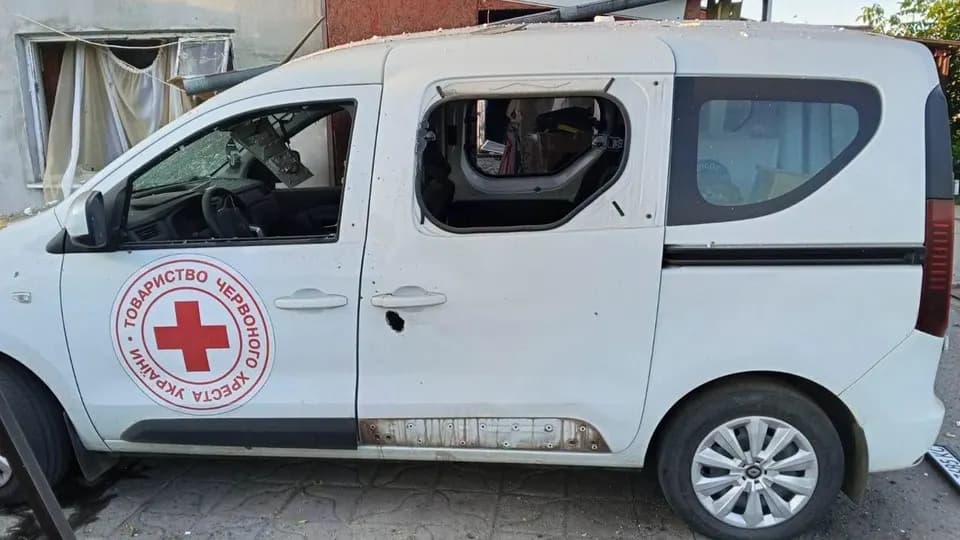 Росіяни пошкодили автівку Червоного Хреста на Запоріжжі