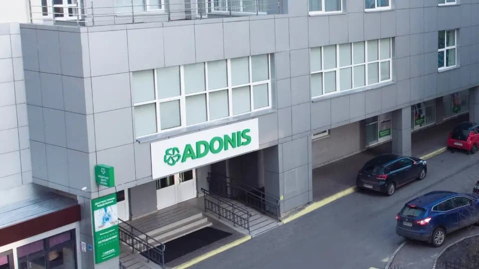 У Києві відновила роботу клініка ADONIS, пошкоджена російським ударом у 2024 році