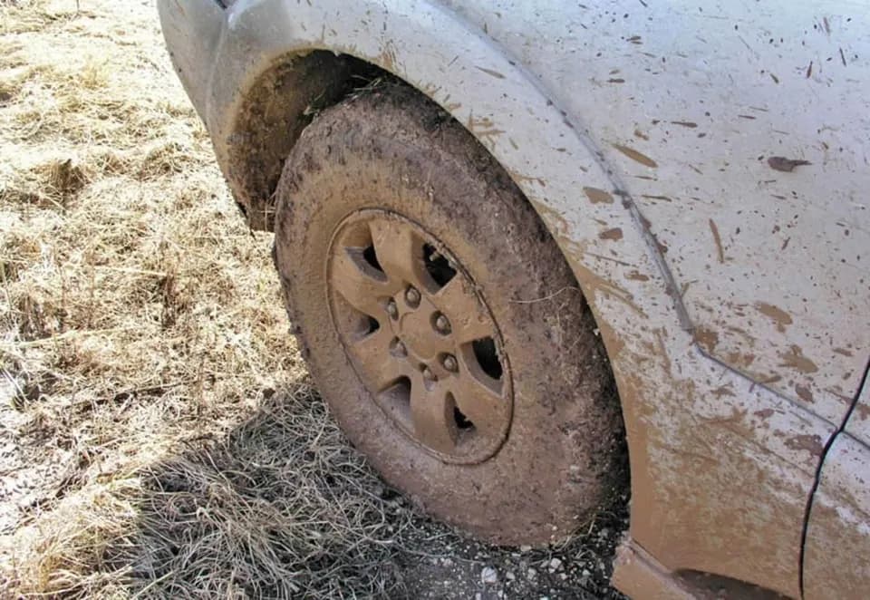 Як витягти авто з багнюки без спецзасобів: проста порада водіям