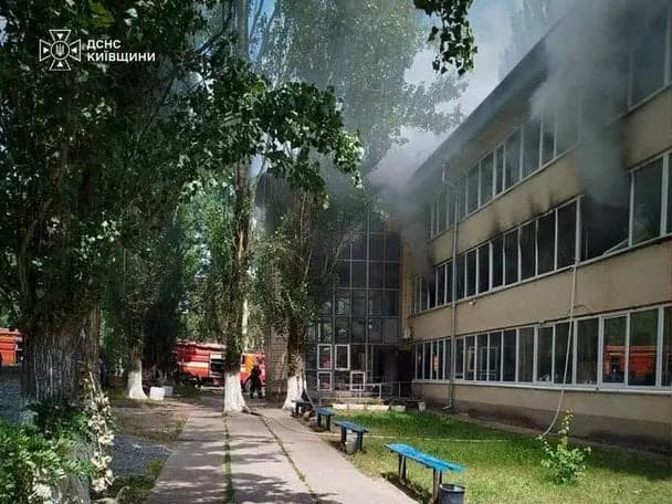 На Київщині сталася пожежа у центрі для бездомних: евакуювали 40 людей