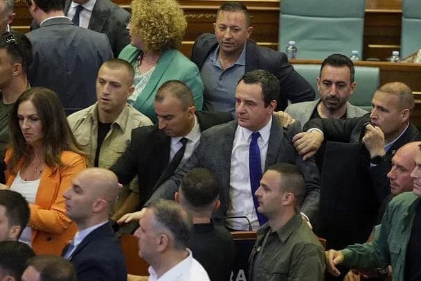 У парламенті Косова опозиційна депутатка закидала прем'єра яйцями