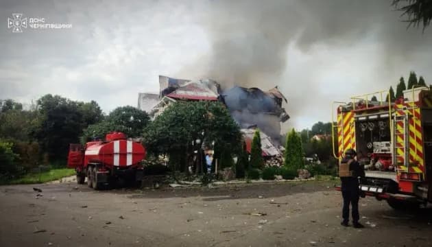 Чернігівщина під ударом дронів: горіли АЗС, пансіонат та авто