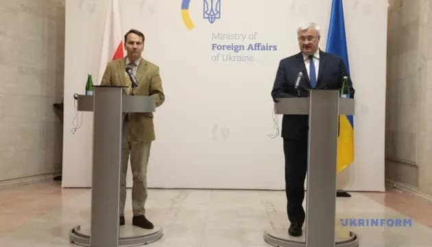 Сибіга та Сікорський обговорили посилення санкцій проти РФ та безпеку в Чорному морі