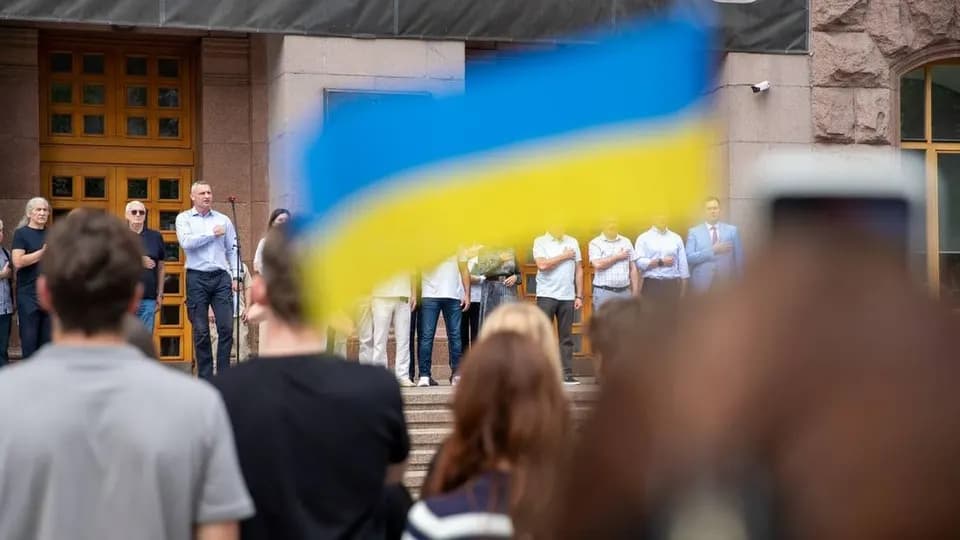 У Києві вшанували 36-ту річницю першого підняття українського прапора біля КМДА