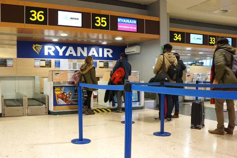 Ryanair не чекатиме пасажирів, які застрягли у чергах на паспортний контроль