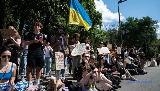 Мітингувальники зустріли новину про призначення Хмари міністром оборони вигуками «Ганьба!»