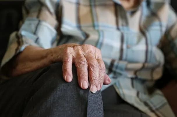 90-річний полтавець доглядає сина, прикутого до ліжка: родина благає про допомогу перед зимою