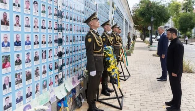 Прем'єр Ірландії розпочав візит вшануванням українських загиблих воїнів