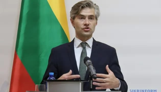 Литва про пошкодження свого посольства в Києві: доказів навмисного удару немає