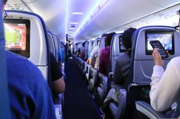 United Airlines каратиме висадкою пасажирів, які ігнорують навушники