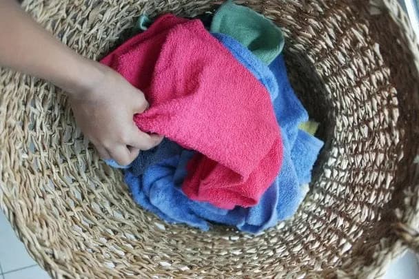 Чому не варто прати рушники разом з одягом: список речей, які псуються від такого сусідства