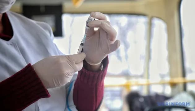 МОЗ розпочало розвезення безоплатної вакцини проти ВПЛ для дівчат