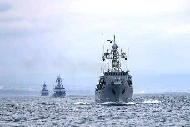РФ стягує військові кораблі до Балтики: серед них носій гіперзвукових ракет