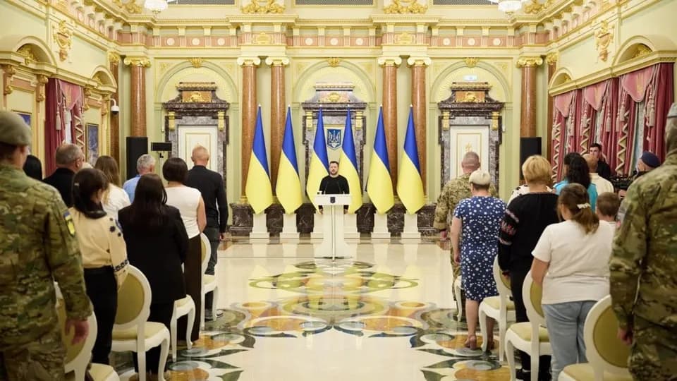 Зеленський вручив 25 сертифікатів на житло Героям України та родинам полеглих захисників