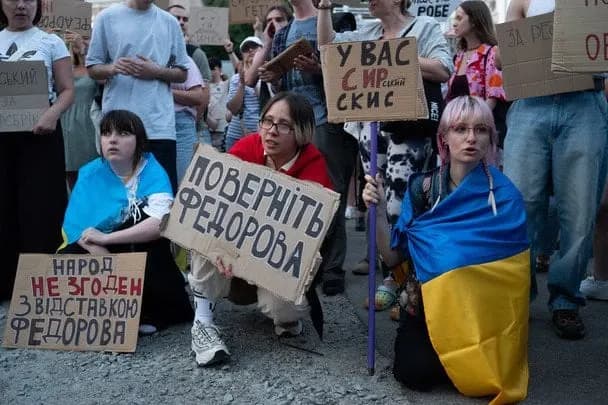 Безстрокові протести у Києві: учасники вимагають повернути Михайла Федорова на посаду голови Міноборони