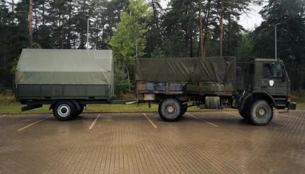 Латвійська компанія передала ЗСУ причіп для швидкого встановлення колючого дроту