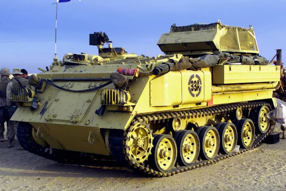 П'яні британські сапери викрали 15-тонний «Бульдог» і розтрощили авто колег
